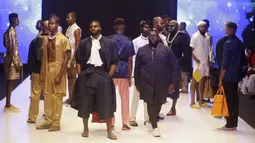 Sejumlah model berpose di catwalk mengenakan busana kreasi Assian selama Heineken Fashion and Design Week di Lagos, Nigeria (26/10/2019). Lagos Fashion Week (LFWNG) adalah acara mode multi-hari tahunan yang didirikan pada 2011 oleh Omoyemi Akerele. (AP Photo/Sunday Alamba)