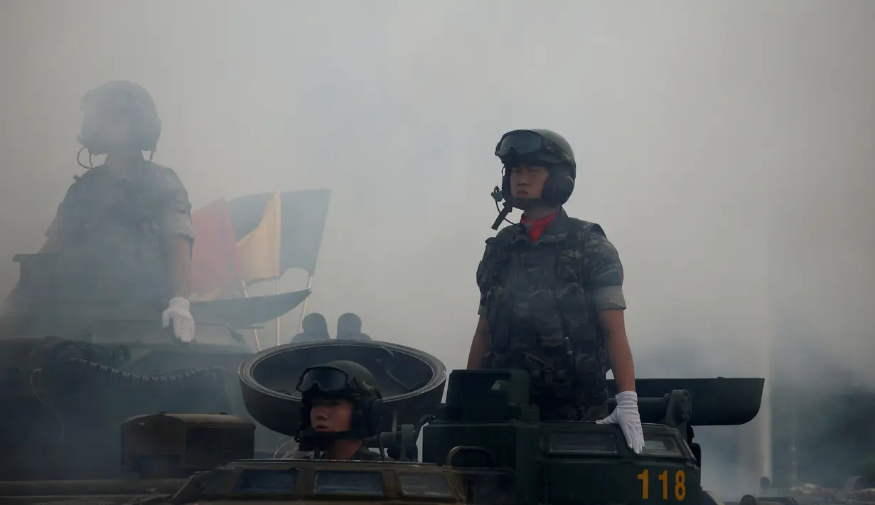 Tentara Korsel saat mengikuti kegiatan yang diadakan Kementerian Pertahanan  Korea Selatan di wilayah perbatasan, Gimpo, Korea Selatan, 10 Juni 2016. Ada sejumlah kegiatan seperti Tur media dan hiburan dari penyanyi Kpop. (REUTERS / Kim Hong - Ji)