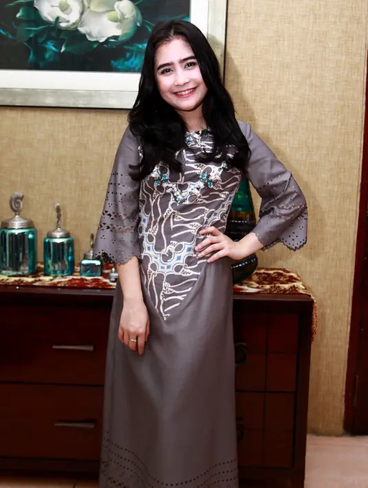 Tidak ingin melewatkan kebahagiaan di hari lebaran, banyak hal yang dilakukan Prilly ketika berkumpul dengan keluarga besarnya. Kebahagiaan pun tampak dirasakan oleh Prilly di hari raya Idul Fitri ini. (Adrian Putra/Bintang.com)