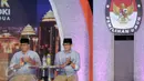 Pasangan calon Gubernur dan Wakil Gubernur DKI Jakarta no 3, Anies Baswedan dan Sandiaga Uno bersiap mengikuti debat terakhir Pilgub DKI Jakarta di Hotel Bidakara, Jakarta, Rabu (12/4). (Liputan6.com/Faizal Fanani)