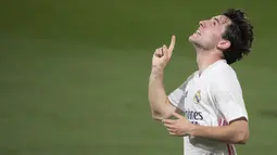 Pemain Real Madrid, Alvaro Odriozola, melakukan selebrasi usai mencetak gol ke gawang Cadiz pada laga Liga Spanyol di Stadion Ramon de Carranza, Rabu (22/4/2021). Real Madrid menang dengan skor 3-0. (AFP/Jorge Guerrero)