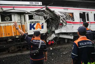 Para pekerja memeriksa kondisi lokomotif Kereta Api Jarak Jauh (KAJJ) Argo Bromo Anggrek dan salah satu gerbong Kereta Rel Listrik (KRL) Commuter Line yang mengalami kecelakaan di Stasiun Bekasi Timur, Bekasi, Jawa Barat, Selasa 28 April 2026. (AP Photo/Tatan Syuflana)