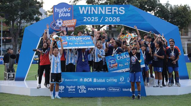 Selebrasi juara Hydroplus Soccer Challenge Surabaya 2026 kategori U18 dan U15. (Bola.com/Hydroplus)