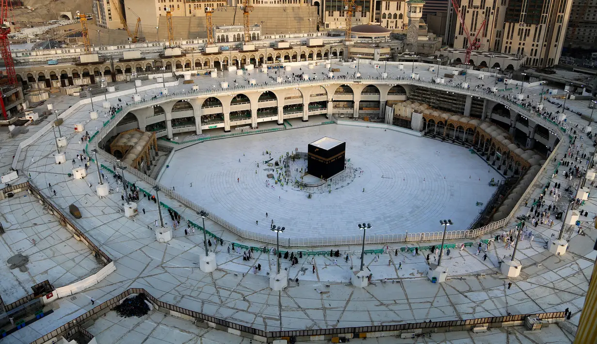 Suasana Masjidil Haram di Mekah, Arab Saudi, Kamis (5/3/2020). Arab Saudi telah melaporkan lima kasus virus corona (COVID-19). (ABDEL GHANI BASHIR/AFP)