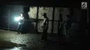 Petugas polisi dan TNI berjaga di sekitar lokasi kebakaran pabrik kembang api di Kosambi, Tangerang, Banten, Kamis (26/10). (Liputan6.com/Helmi Afandi)