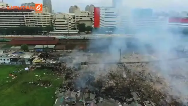 Ratusan Bangunan dikawasan RW 5 Kampung Dao, Pademangan, Jakarta Utara dilalap Api. Dari pantauan udara tim liputan6.com sekitar 500 kepala keluarga kehilangan tempat tinggal.