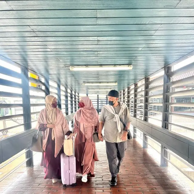 6 Potret Laudya Cynthia Bella Digandeng Ayah Bikin Baper, Liburan Bareng ke Banjarmasin