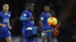 N'Golo Kante. Usai juara Liga Inggris bersama Leicester City pada musim 2015/2016, ia sempat diyakinkan Jose Mourinho yang tengah membesut Manchester United untuk hijrah ke Old Trafford. Upayanya gagal, karena ia lebih memilih hijrah ke Chelsea yang dilatih Antonio Conte. (Foto: AFP/Adrian Dennis)