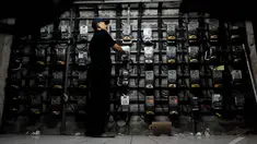 Petugas saat mengecek keadaan instalasi meteran listrik di Rusun Benhil, Jakarta, Jumat (9/1/2015). (Liputan6.com/Johan Tallo)