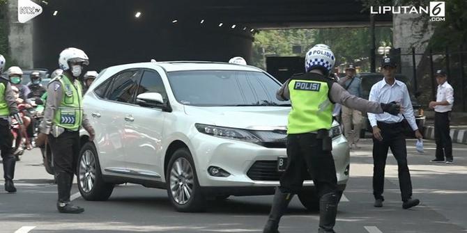 VIDEO: Hati-Hati, Petugas Lakukan Razia Pajak Mobil Mewah