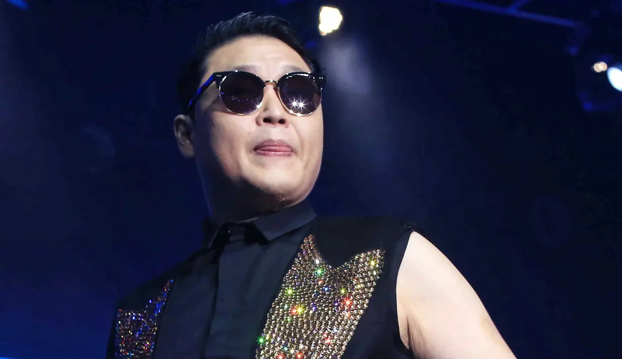 Malam itu, PSY mengenakan baju tanpa lengan dan kaca mata warna hitam. Para penonton yang hadir seperti terhipnotis mengikuti menari idolanya yang begitu semangat di atas panggung. (Adrian Putra/Bintang.com)