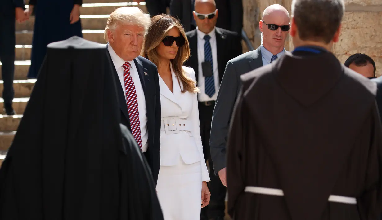 Presiden AS Donald Trump didampingi Ibu Negara, Melania Trump saat mengunjungi Tembok Ratapan di Yerusalem, Senin (22/5). (AP Photo/Evan Vucci)