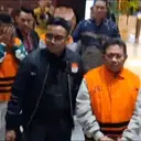 Penampakan Bupati Lombok Barat Pakai Rompi Oranye dan Diborgol