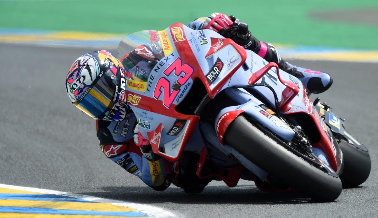 Pembalap Gresini Racing Enea Bastianini mengendarai motornya saat MotoGP Prancis 2022 di Sirkuit Bugatti, Le Mans, Prancis, 15 Mei 2022. Enea Bastianini berhasil menang dramatis di MotoGP Prancis 2022. (JEAN-FRANCOIS MONIER/AFP)