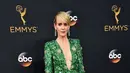 Setelah 6 kali masuk menjadi nominasi di Emmy Awards, Sarah Paulson pun menang juga sebagai ‘Aktris Serial Terbatas Terbaik’ di Emmy Awards 2016 di Microsoft Theater, Los Angeles, Amerika Serikat, Minggu 18 September 2016, waktu setempat.(AFP/Bintang.com)