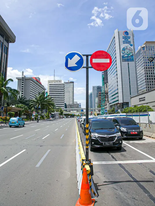 Sejumlah kendaraan melintas disamping proyek pembangunan MRT fase dua di Jalan MH Thamrin, Jakarta, Senin (22/3/2021). Dishub DKI Jakarta akan memberlakukan rekayasa lalu lintas di sekitaran pembangunan jalur MRT fase dua yang dimulai pada hari ini. (Liputan6.com/Faizal Fanani)