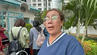 Yanti (58), salah seorang warga, menceritakan suasana kebakaran Apartemen Pavilion, Jalan KH Mas Mansyur, Karet Tengsin, Tanah Abang, Jakarta Pusat. (Liputan6.com/Rifqy Alief Abiyya)