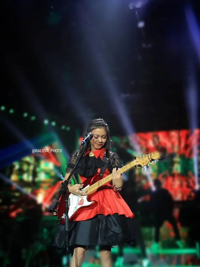 Potret Lady Rara saat main gitar (Sumber: Instagram/@ralova_photo)