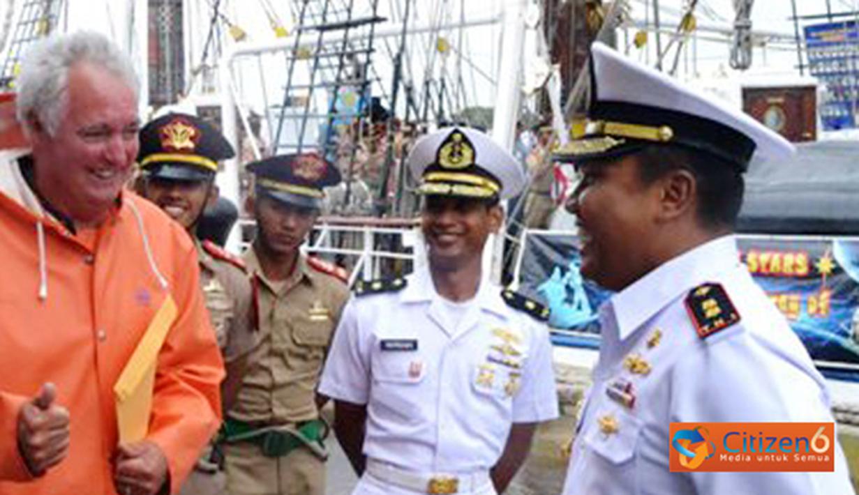 Citizen6, Amerika Serikat: Komandan KRI Dewaruci Letkol Laut Haris Bima Bayuseto diterima oleh Capt. Thomas Bushy, Vice President Of Maritime Operation Master TS Kennedy di dermaga US Massachusetts Maritime Academi, Selasa (26/6). (Pengirim: Penarmatim).