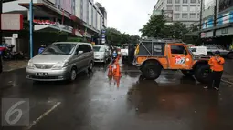 Kendaraan melintas di salah satu ruas Jalan Kemang Raya, Minggu (28/8). Penutupan terkait proses pengeringan lokasi parkir bawah tanah pertokoan akibat banjir yang terjadi sejak Sabtu malam (27/8). (Liputan6.com/Helmi Fithriansyah)