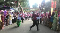  Ribuan warga Kabupaten Bogor antusias mengikuti Kirab Kebangsaan di halaman Gedung Kesenian Olahraga hingga Stadion Pakansari (Liputan6.com/Achmad Sudarno)