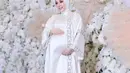 Penampilannya ini dipadukan dengan hijab putih polos yang serasi. [Foto: Instagram/princessyahrini]