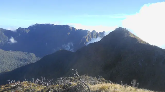 Puncak Gunung Lompobattang dilihat dari Gunung Bawakaraeng
