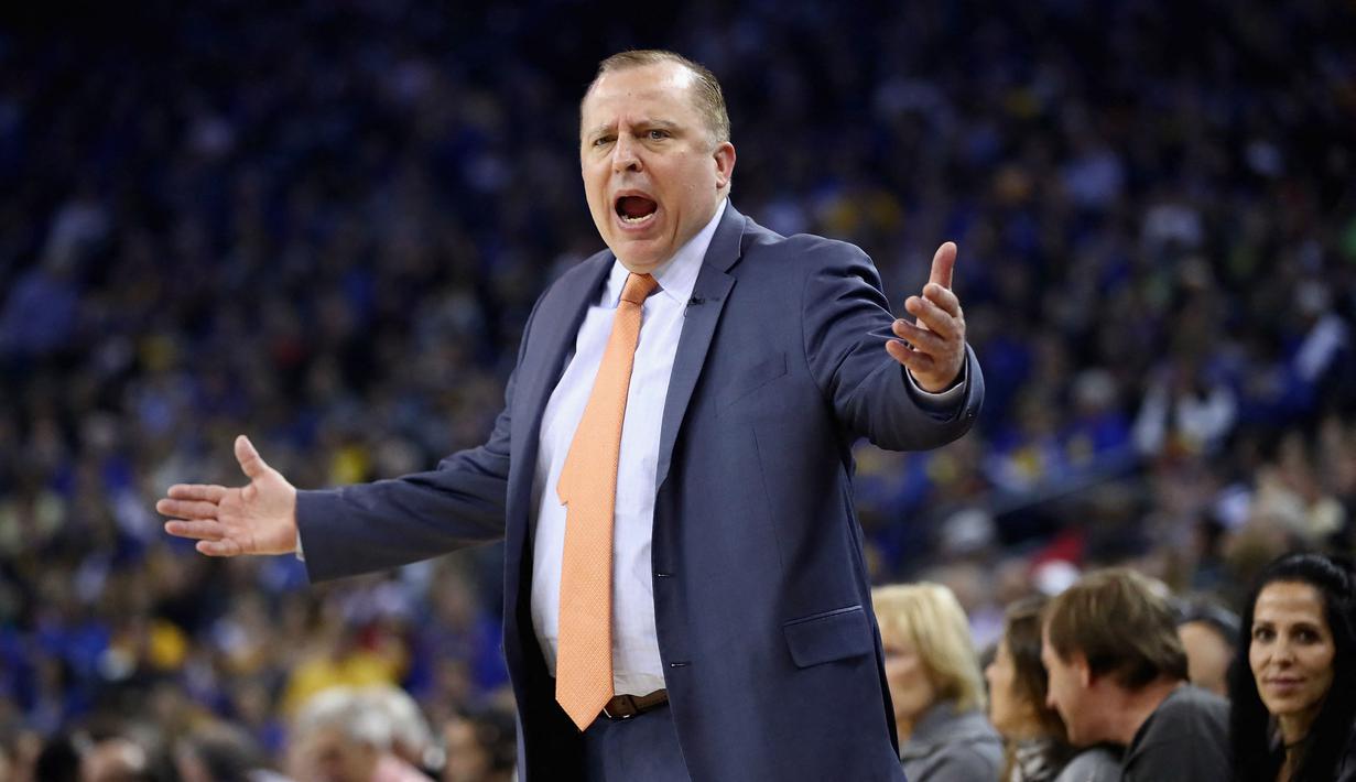 Pelatih New York Knicks, Tom Thobodeau meraih gelar NBA Coach of the Year musim 2020/2021. (Foto: Getty Images via AFP/Ezra Shaw)
