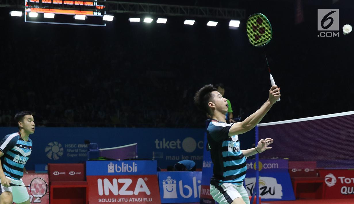 Ganda putra Indonesia, Marcus F Gideon/Kevin Sanjaya Sukomuljo mengembalikan kok ke Ong Yew Sin/Teo Ee Yi (Malaysia) di 16 besar Indonesia Open 2018, Istora GBK, Jakarta, Kamis (5/7). Kevin/Marcus unggul 21-18, 21-12. (Liputan6.com/Helmi Fithriansyah)