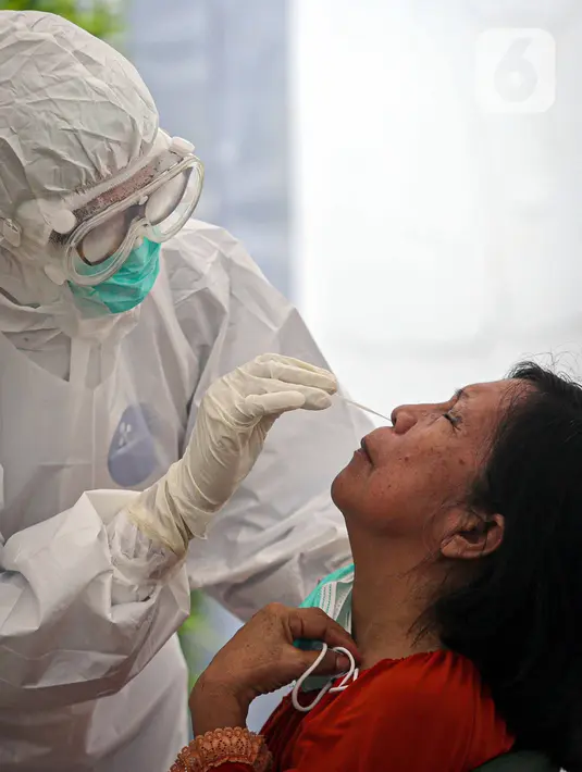 Warga menjalani tes usap PCR COVID-19 di Puskesmas Kecamatan Duren Sawit, Jakarta, Kamis (22/7/2021). Pemerintah dalam waktu dekat akan meningkatkan testing dan tracing di wilayah padat penduduk. (Liputan6.com/Faizal Fanani)