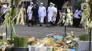 Gubernur DKI Jakarta, Anies Baswedan menyapa pengurus pura dan umat Hindu saat menghadiri Upacara Tawur Agung Kesanga di Pura Aditya Jaya, Pulo Gadung, Rabu (2/3/2022). Upacara Tawur Agung Kesanga merupakan perayaan jelang Hari Suci Nyepi yang jatuh pada Kamis (3/3). (Liputan6.com/Herman Zakharia)