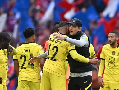 Pelatih Chelsea, Thomas Tuchel memeluk pasukannya usai berhasil mengalahkan Crystal Palace 2-0 di babak semifinal Piala FA 2021/2022. (AFP/Ben Stansall)