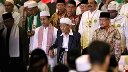 Ketua Umum PBNU Said Aqil Siradj dan habib saat menghadiri Multaqo Ulama, Habib dan Cendekiawan Muslim di Hotel Kartika Chandra, Jakarta, Jumat (3/5/2019). Pertemuan yang dihadiri 1500 alim ulama dan habib mengajak umat Islam menjaga stabilitas keamanan di Indonesia. (Liputan6.com/Johan Tallo)