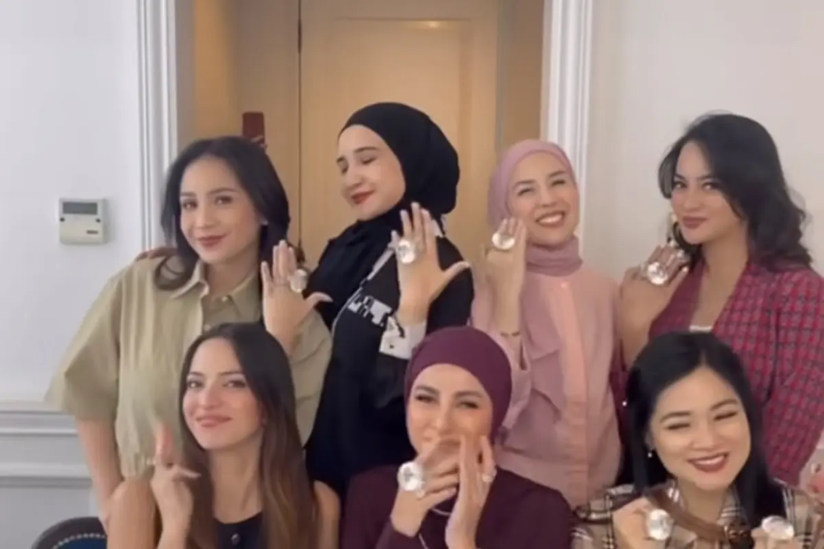 Gaya Geng Cendol Pamer Cincin “Berlian” Besar Pemberian Titi Kamal saat Acara Makan Siang