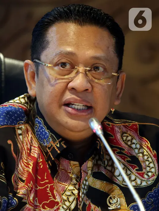 Ketua MPR Bambang Soesatyo bersiap memulai rapat perdana pimpinan MPR periode 2019-2024 di Kompleks Parlemen Senayan, Jakarta, Rabu (9/10/2019). Rapat membahas pagu anggaran 2019-2020, alat kelengkapan MPR dan persiapan pelantikan Presiden pada 20 Oktober mendatang. (Liputan6.com/Johan Tallo)