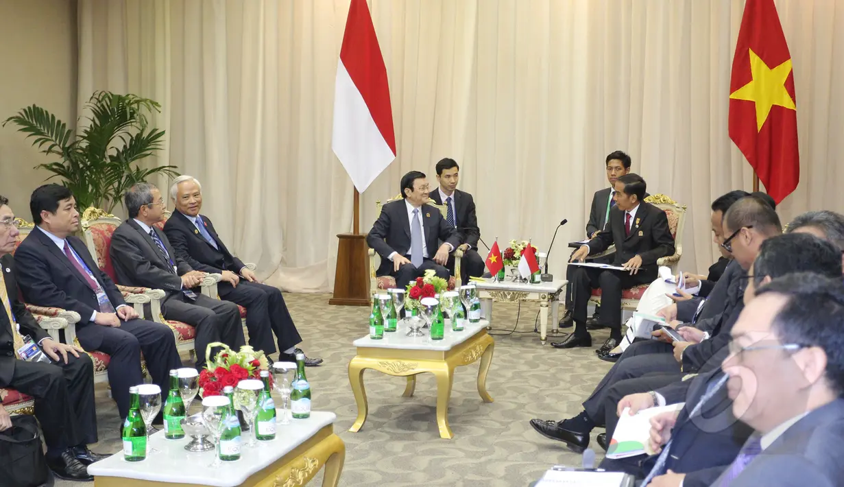 Suasana pertemuan Presiden Joko Widodo dengan PM Vietnam Truong Tang Sang di ruang Kakatua, Jakarta, Kamis (23/4/2015). Presiden Joko Widodo membahas pertahanan dan kawasan batas laut antar dua negara. (Liputan6.com/Herman Zakharia)