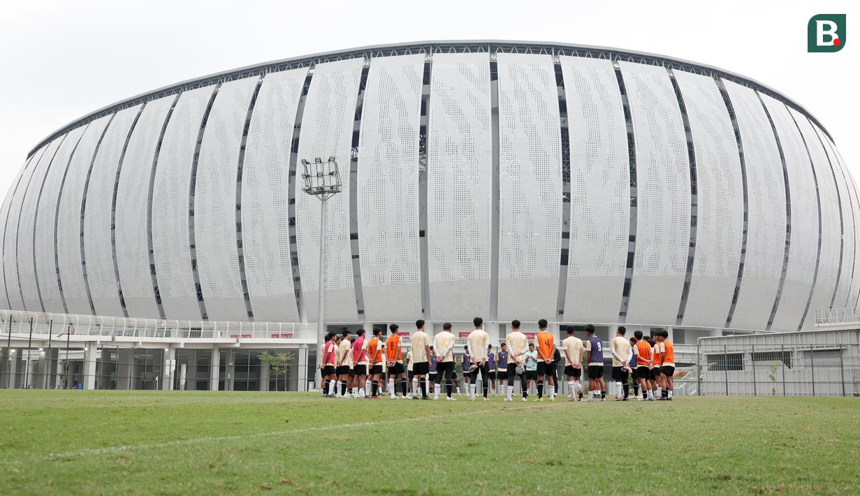 Para pemain Timnas Indonesia U-16 yang dipersiapkan untuk ajang Piala AFF U-16 2024 melakukan briefing sebelum memulai sesi latihan di lapangan latihan Jakarta International Stadium (JIS), Jakarta, Minggu (31/03/2024) sore. (Bola.com/Abdul Aziz)