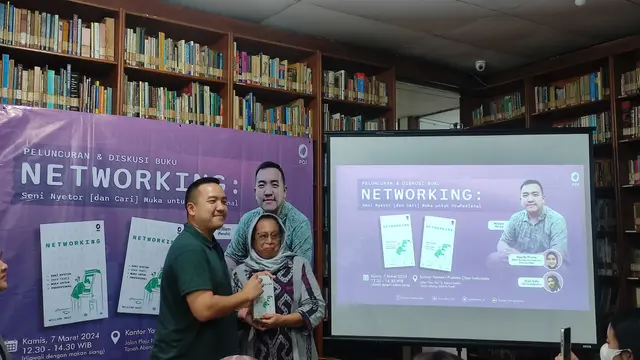 Simbolis peluncuran buku