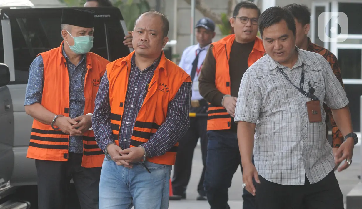Tiga tersangka anggota DPRD Jambi Gusrizal, Elhelwi dan Sufardi Nurzain bersiap menjalani pemeriksaan di gedung KPK, Jakarta, Rabu (20/11/2019). Berkas perkara ketiganya terkait kasus ketok palu RAPBD tahun 2017 dan RAPBD 2018 telah lengkap (P21) dan siap untuk disidangkan. (merdeka.com/Dwi Narwoko)