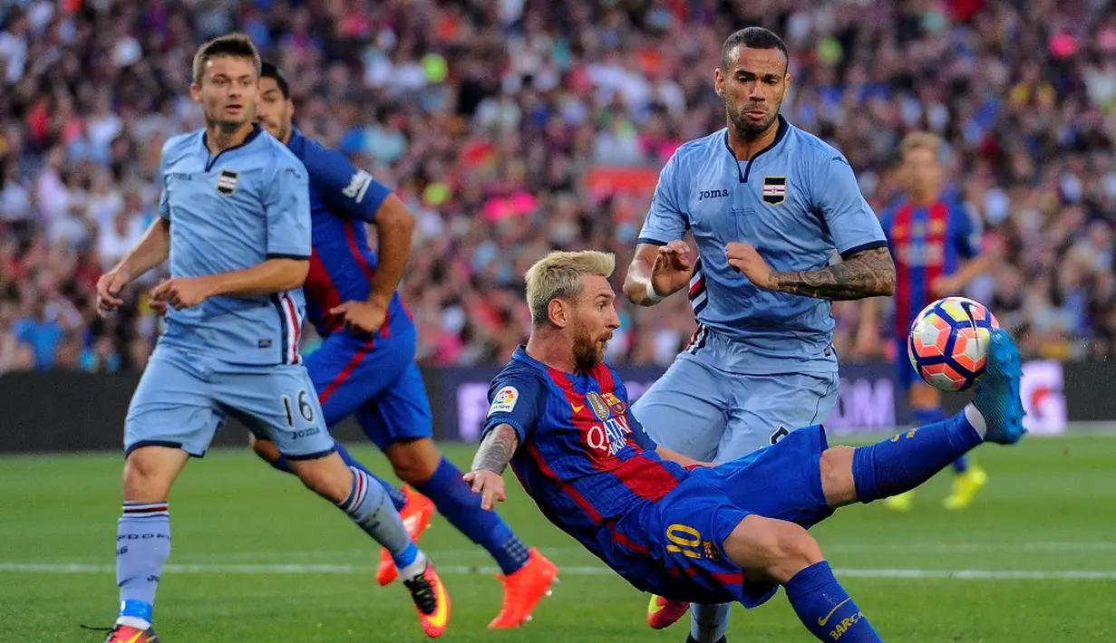 Lionel Messi berhasil mencetak dua gol sekaligus membawa Barcelona meraih kemenangan 3-2 atas Sampdoria pada pertandingan Trofeo Joan Gamper 2016 di Camp Nou, Kamis (11/8/2016) dini hari WIB. (AFP/Josep Lago)