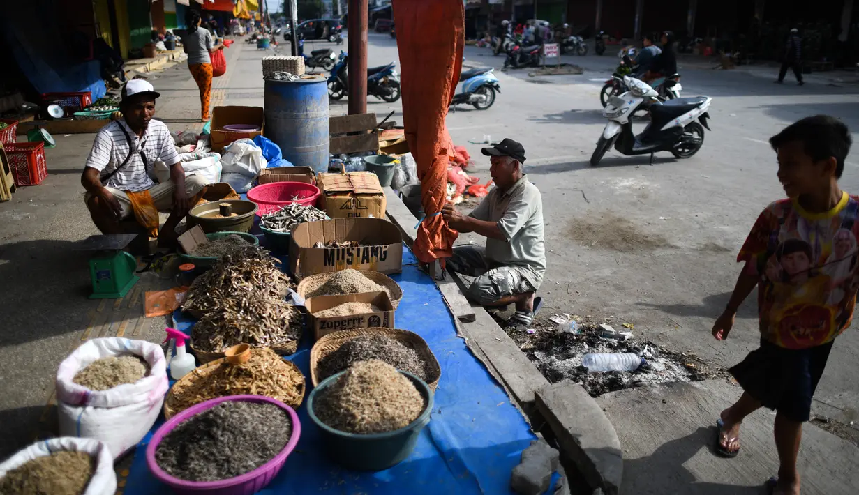 Pedangan menjual dagangannya di sebuah pasar tradisional usai gempa dan tsunami melanda Palu, Sulawesi Tengah, Kamis (4/10). Sejumlah toko mulai buka dan penjual mulai berdagang kembali. (Permata SAMAD/AFP)