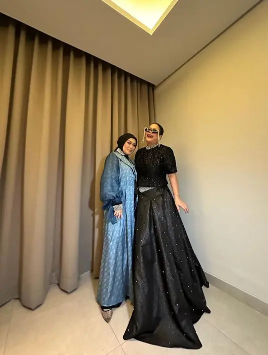 Hal itu juga yang membuatnya banyak dilirik produk fashion. Hal itu juga membuatnya tetap eksis di dunia entertainment. [Instagram @okidatanglagi]