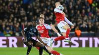 Penyerang Arsenal asal Brasil bernomor punggung 11, Gabriel Martinelli (kanan), mengontrol bola di udara selama pertandingan Liga Champions UEFA, Phase League - pekan ke-6, antara Club Brugge dan Arsenal di stadion Jan Breydel di Bruges, Kamis (11-12-2025) dini hari WIB. (NICOLAS TUCAT/AFP)