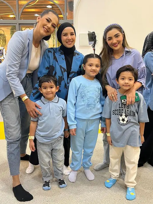 Ashanty mengenakan atasan biru keunguan, sedangkan Arsy mengenakan setelan baju biru dari Kenzo. [@ashanty_ash]