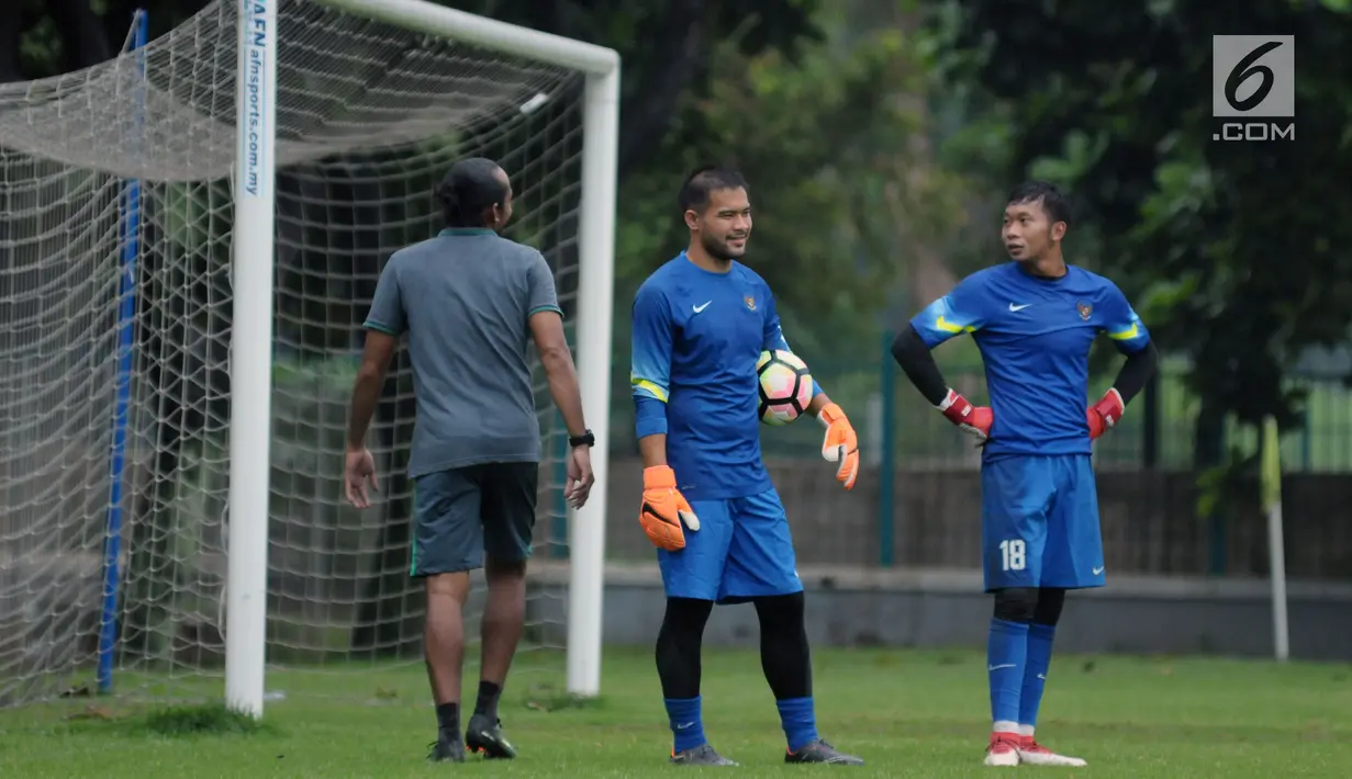 Dua penjaga gawang Timnas Indonesia U-23, Andritany (tengah) dan Awan Setho saat latihan di Lapangan A Kompleks GBK, Jakarta, Rabu (25/4). Latihan ini persiapan jelang laga PSSI Anniversary Cup dan Asian Games 2018. (Liputan6.com/Helmi Fithriansyah)