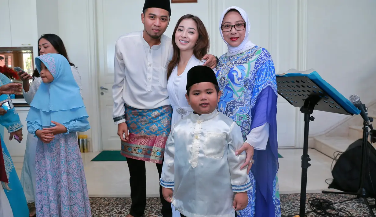 Nikita Willy menggelar open house di kediamannya di kawasan Jatiwaringin, Bekasi, Jawa Barat, Rabu (6/7/2016). (Adrian Putra/Bintang.com)