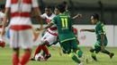 Striker Madura United, Hugo Gomes (kiri) dikurung tiga pemain Persebaya Surabaya dalam laga matchday ke-2 Grup C Piala Menpora 2021 di Stadion Si Jalak Harupat, Bandung, Minggu (28/3/2021). (Bola.com/M Iqbal Ichsan)