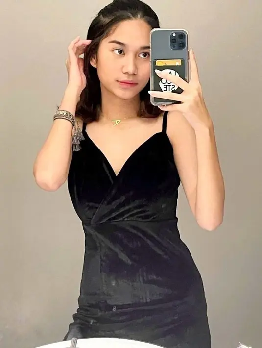 Pesona luar biasa Azizah Salsha mengenakan dress hitam bertali spageti dengan garis leher yang dalam. Dress dari bahan velvet hitam ini membalut tubuhnya dengan sempurna. [Foto: Instagram/azizahsalsha_]