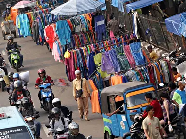 Penjual jas hujan mulai ramai di kawasan Jatinegara, Jakarta Timur, Rabu (11/11/2015). Memasuki musim hujan, penjualan jas hujan di kawasan tersebut mulai mengalami peningkatan. (Liputan6.com/Immanuel Antonius)