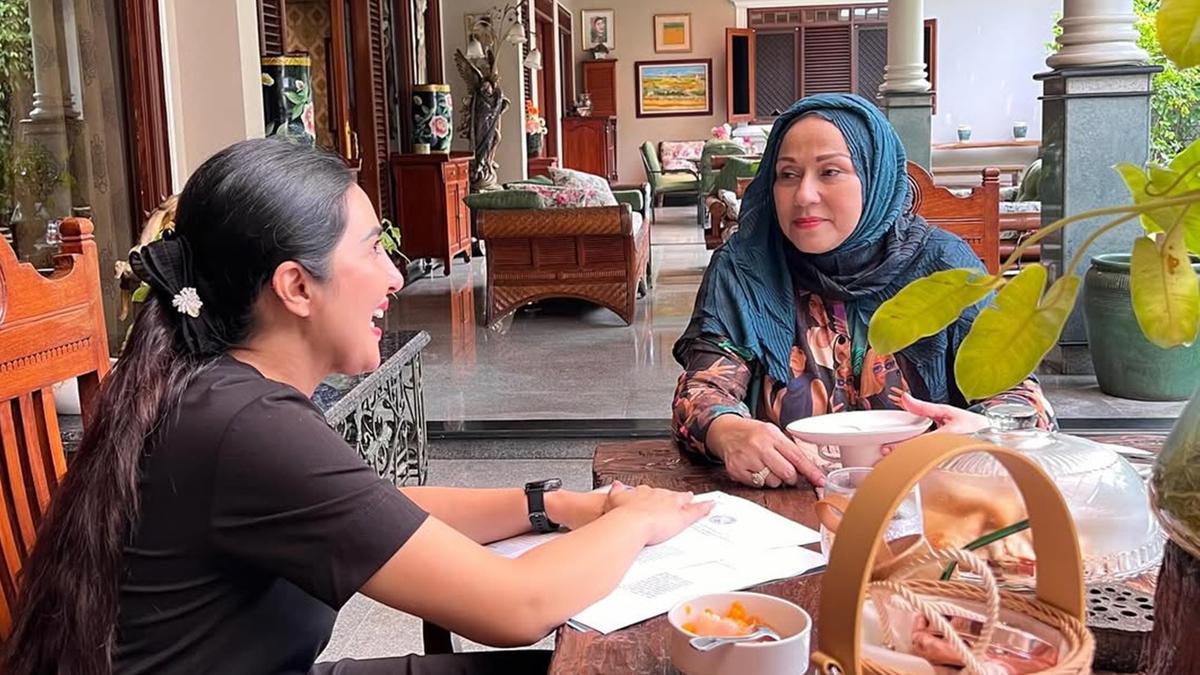 5 Potret Teras Semi Terbuka Rumah Camelia Malik, Bernuansa Klasik dan Tropis